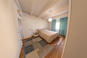 3 chambres, bureau, chambres insonorisées, fer et planche à repasser
