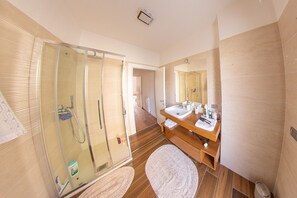 Dusche, Haartrockner, Bademäntel, Hausschuhe