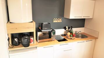 Geladeira, micro-ondas, fogão, cafeteira/chaleira