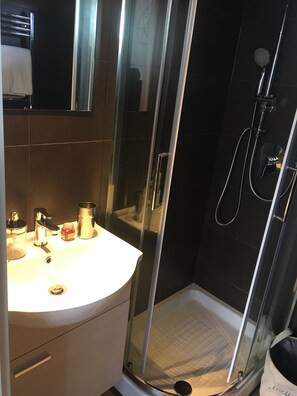 Doccia, asciugacapelli, bidet, asciugamani