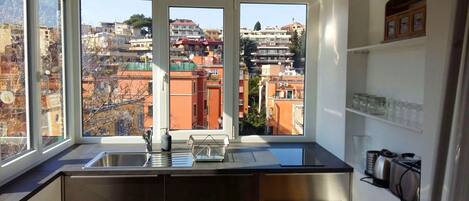 Refrigerador, microondas, parrilla de estufa y cafetera y tetera