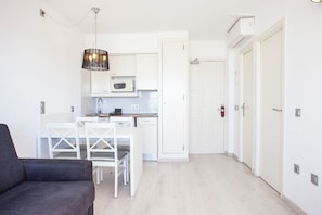 Een kluis op de kamer, een bureau, gratis wifi, beddengoed