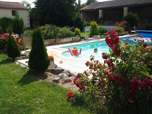 6 bedroom Traditional Farmhouse, large pool, indoor & outdoor games areas.