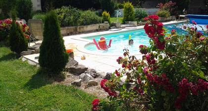 6 bedroom Traditional Farmhouse, large pool, indoor & outdoor games areas.