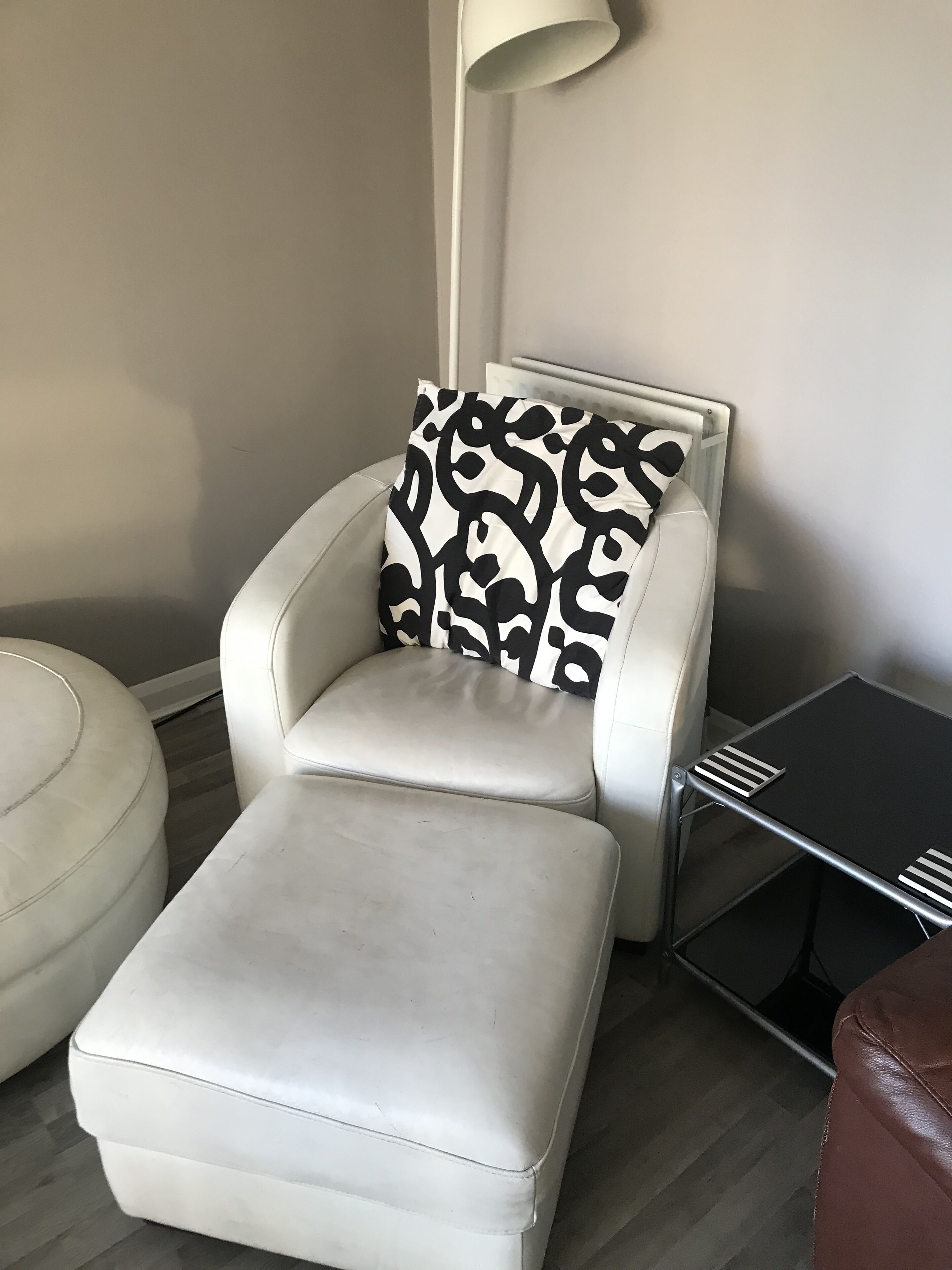 Modern 2 bedroom 2 bathroom penthouse apartment with secure parking and lift