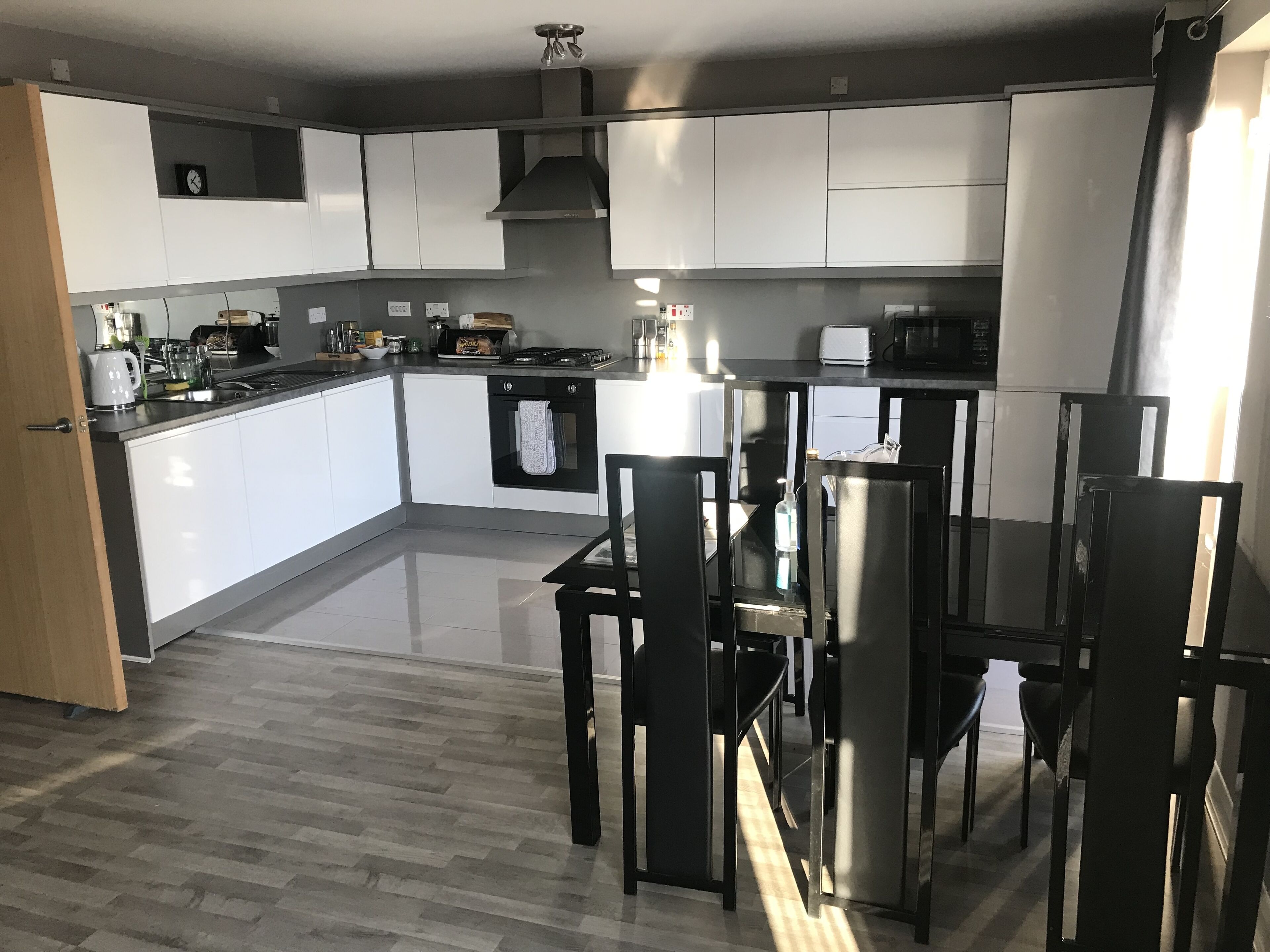 Modern 2 bedroom 2 bathroom penthouse apartment with secure parking and lift