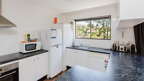 Fridge, microwave, oven, stovetop - Central Park 18/1 Snowy River Ave (Jindabyne)