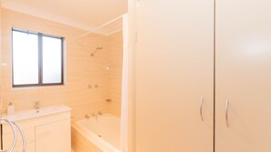 Bathtub, towels - Central Park 18/1 Snowy River Ave (Jindabyne)
