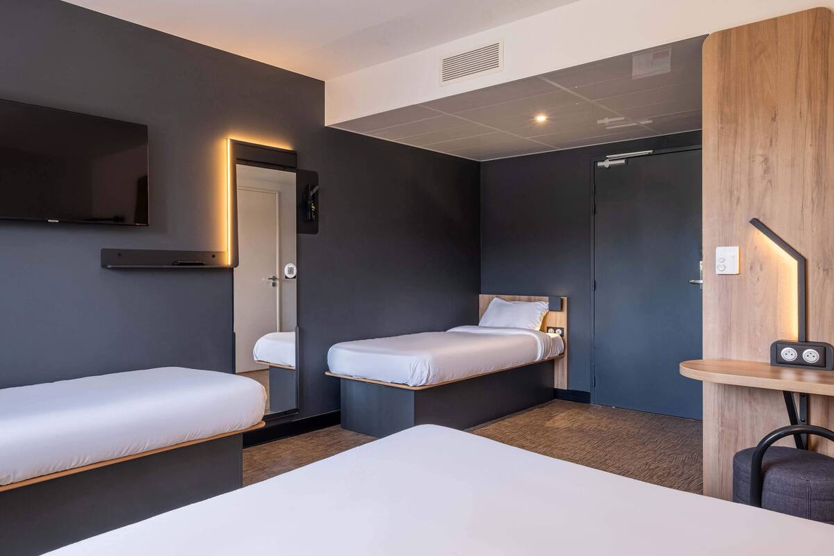 quadruple room | desk, iron/ironing board, free wifi, bed sheets