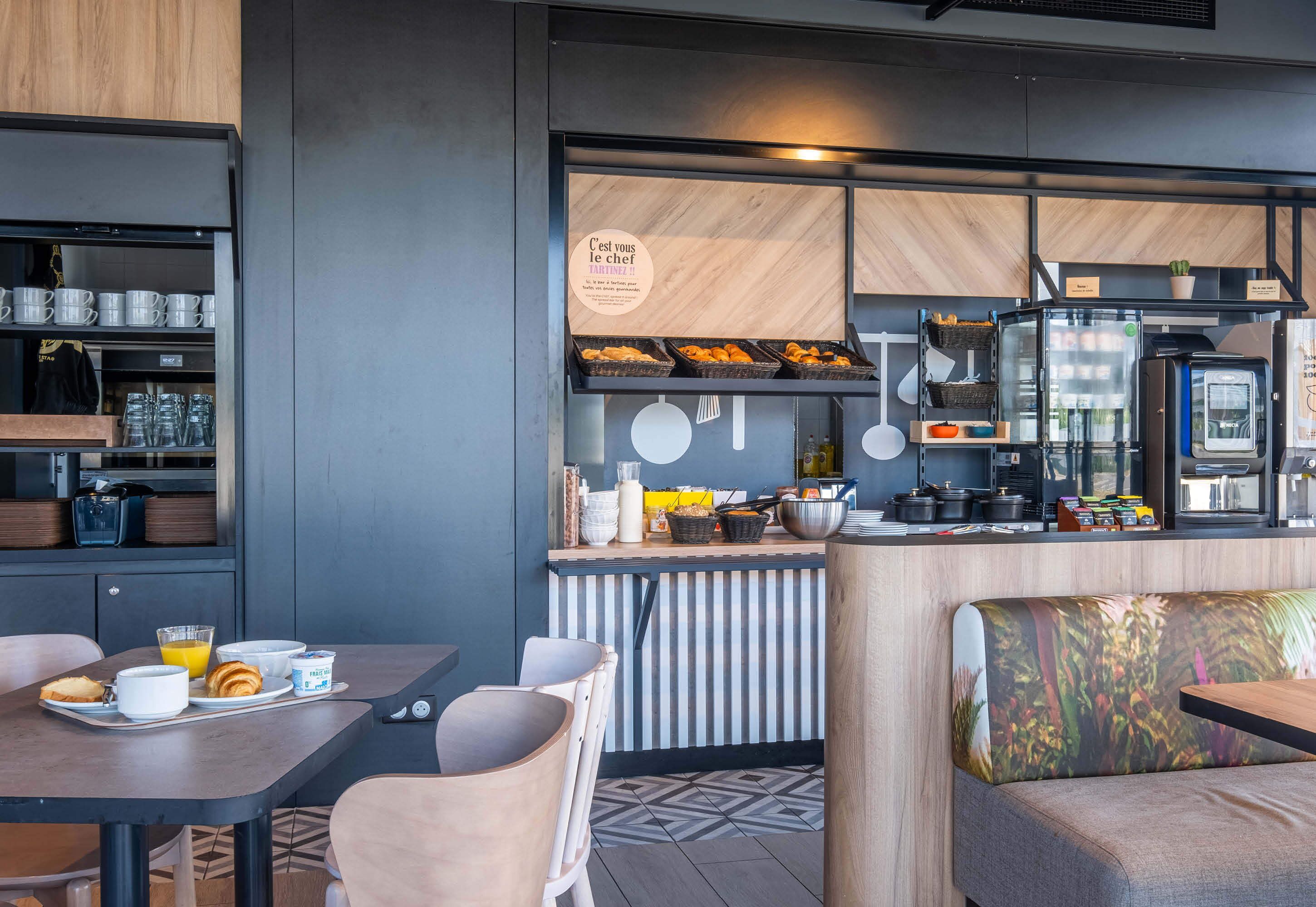 daily buffet breakfast for a fee