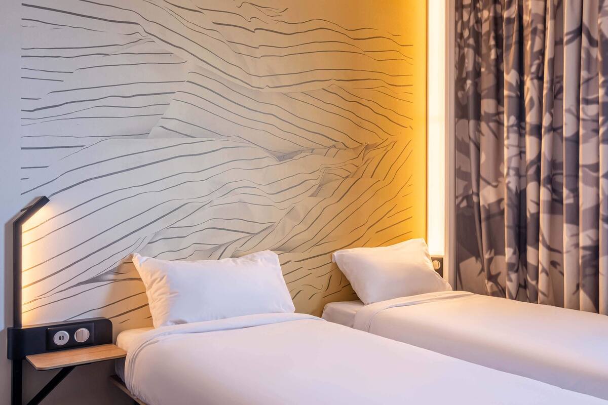 twin room | desk, iron/ironing board, free wifi, bed sheets