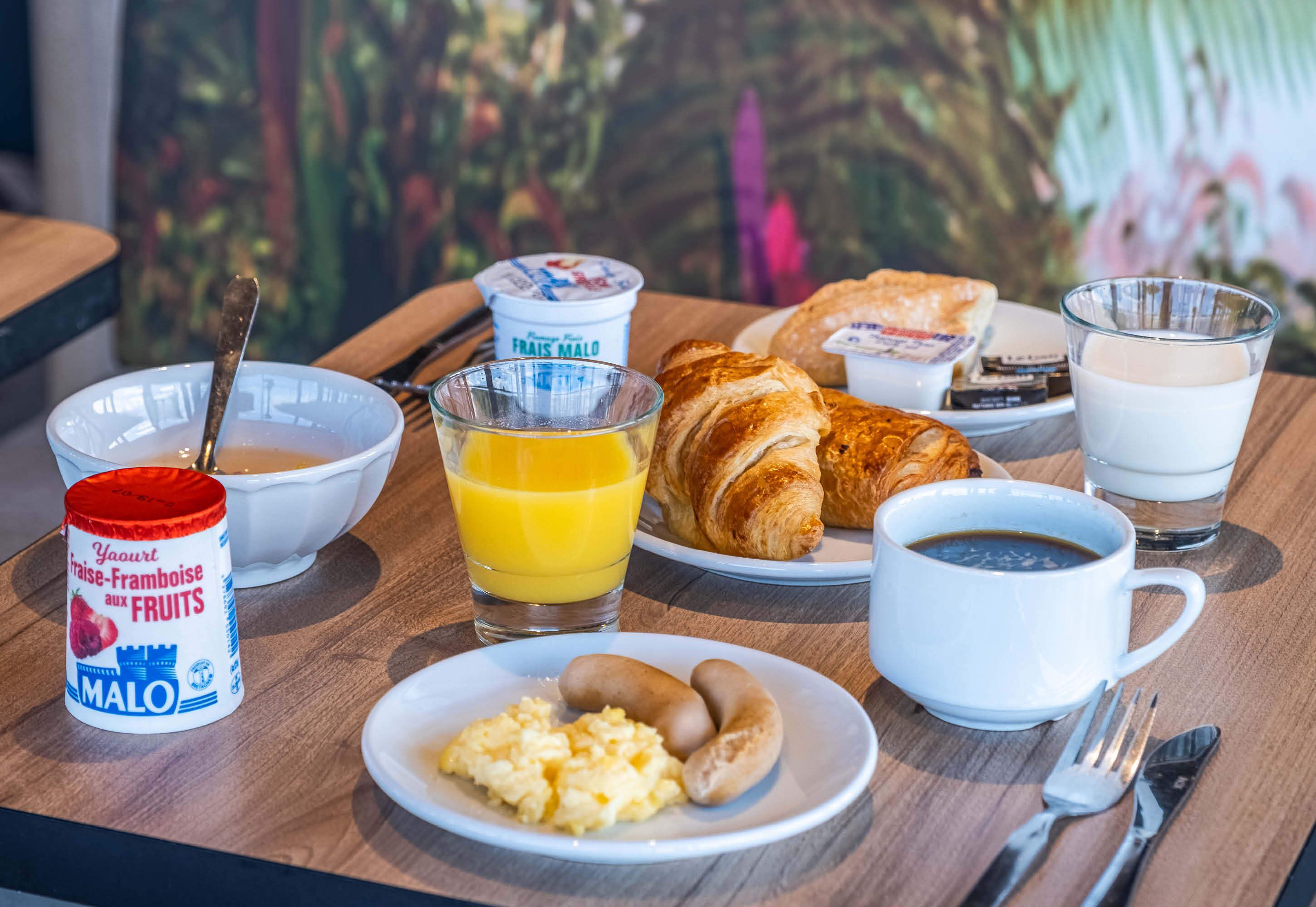 daily buffet breakfast for a fee