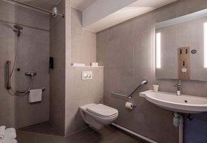 Chambre Double, accessible aux personnes à mobilité réduite, non-fumeurs | Salle de bain | Douche, sèche-cheveux, serviettes fournies, savon