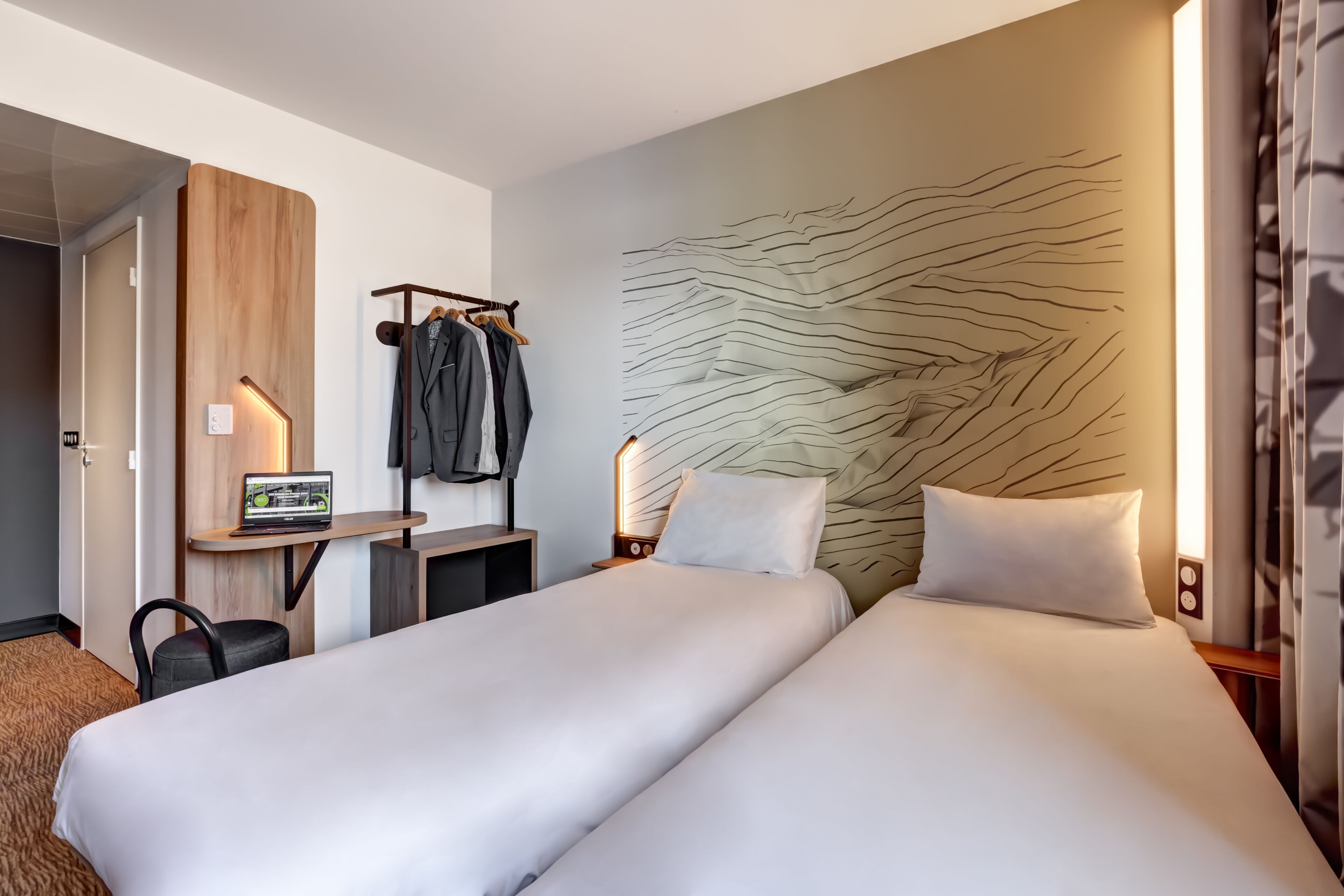 twin room | desk, iron/ironing board, free wifi, bed sheets