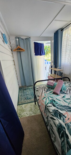 1 dormitorio, tabla de planchar con plancha, ropa de cama