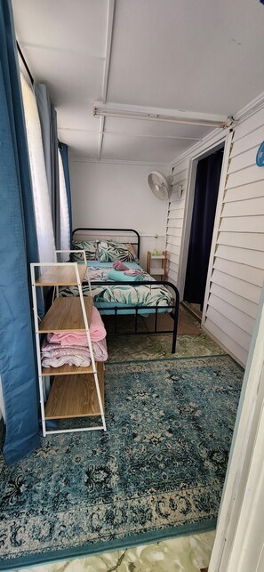 2 sovrum, strykjärn/strykbräda och sängkläder