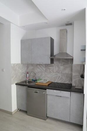 Kühlschrank, Mikrowelle, Ofen, Herdplatte