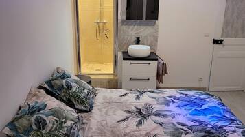 4 chambres, coffres-forts dans les chambres, fer et planche Ă  repasser