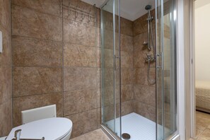 Apartment | Badezimmer | Dusche, Haartrockner, Handtücher