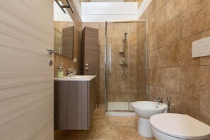 Apartment | Bathroom | Shower, hair dryer, towels - 1884 Casa Del Miele (Guagnano)