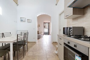 Apartment | Private kitchen | Full-size fridge, microwave, oven - 1884 Casa Del Miele (Guagnano)