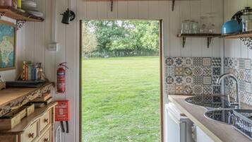 Family Cabin, Private Bathroom, Garden View (Not en suite) | Private kitchen