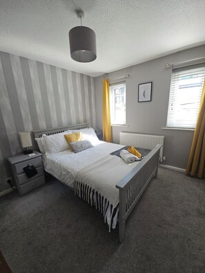 3 soveværelser, skrivebord, strygejern/strygebræt, weekendseng