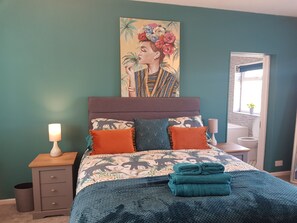 3 chambres, bureau, fer et planche Ă repasser, lit parapluie