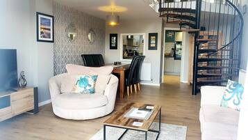 Een smart-tv en boeken