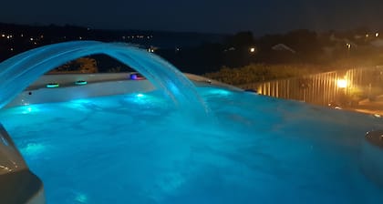 Sea views. Hot Tub. Sleeps 7 Saundersfoot , 7 mins walk to village, seafront.