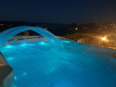 Sea views. Hot Tub.  Sleeps 7 Saundersfoot , 7 mins walk  to village, seafront.