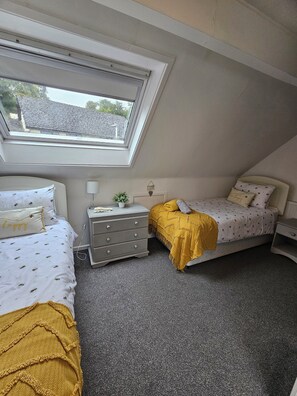 3 Schlafzimmer, Schreibtisch, Bügeleisen/Bügelbrett, Reisekinderbett