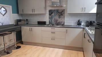 Een koelkast, een magnetron, een oven, een kookplaat