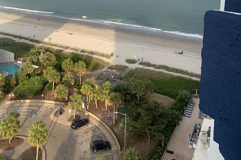Beautiful Ocean view corner unit