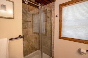 Combined shower/tub, towels