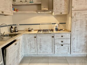 Kjøleskap, mikrobølgeovn, kokeplater og oppvaskmaskin