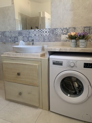Dusche, Haartrockner, Hausschuhe, Bidet