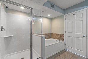 Combined shower/bathtub, towels