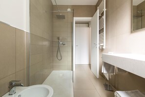 Apartamento | Baño | Ducha, toallas y champú