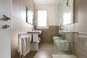 Apartamento | Baño | Ducha, toallas y champú