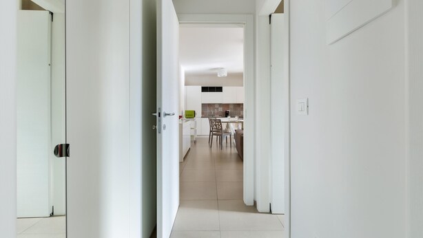 A hallway leading to a dining area with a kitchen in the background. - 1866 Stella Bianca Luxury Suite (Lecce)