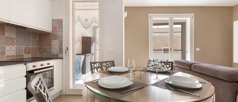 Apartment | Eigene Küche | Großer Kühlschrank, Mikrowelle, Ofen, Kochgeschirr/Geschirr/Besteck