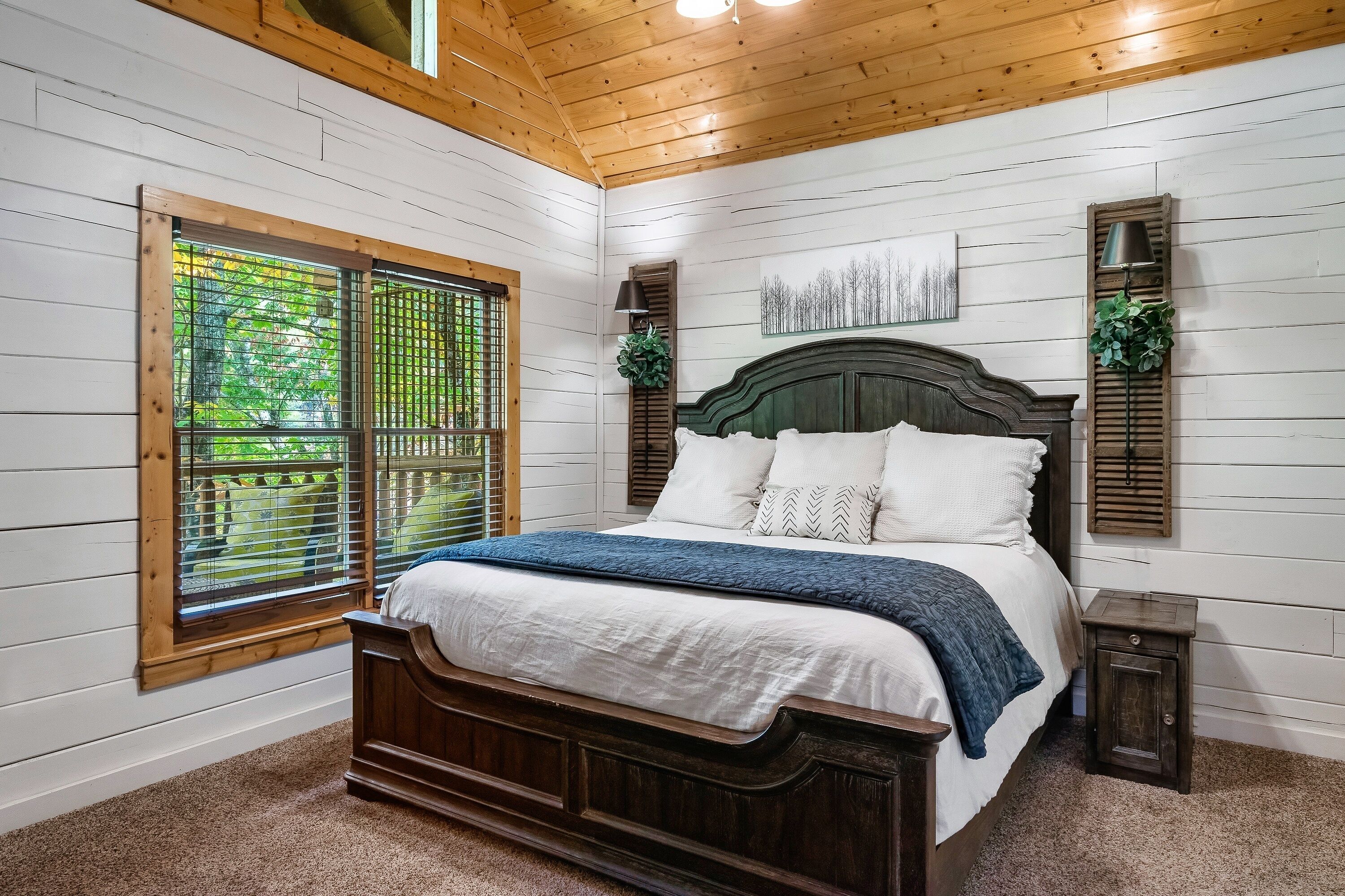 A classic Tennessee cabin, spacious, beautiful, with a private heated pool!