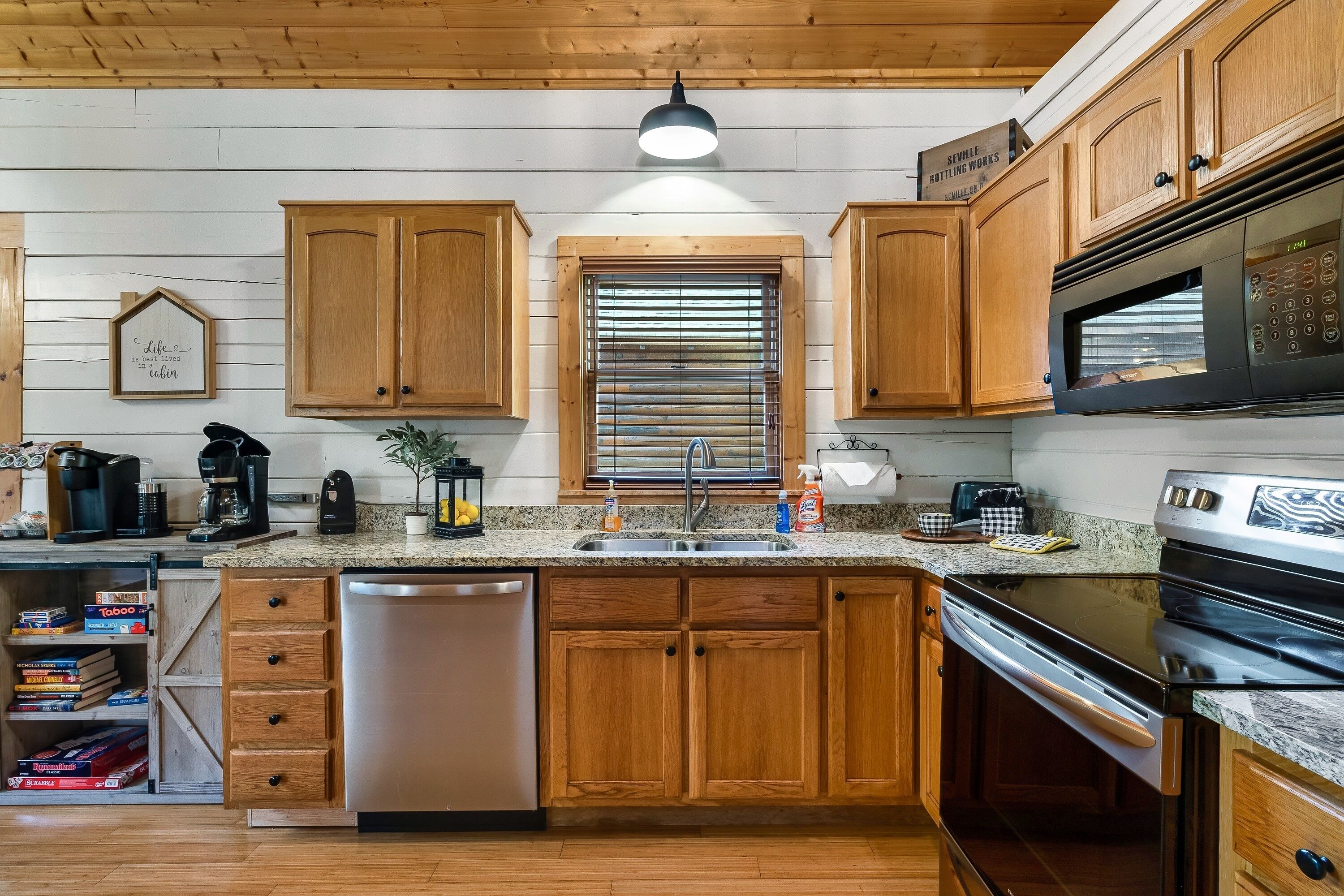 A classic Tennessee cabin, spacious, beautiful, with a private heated pool!