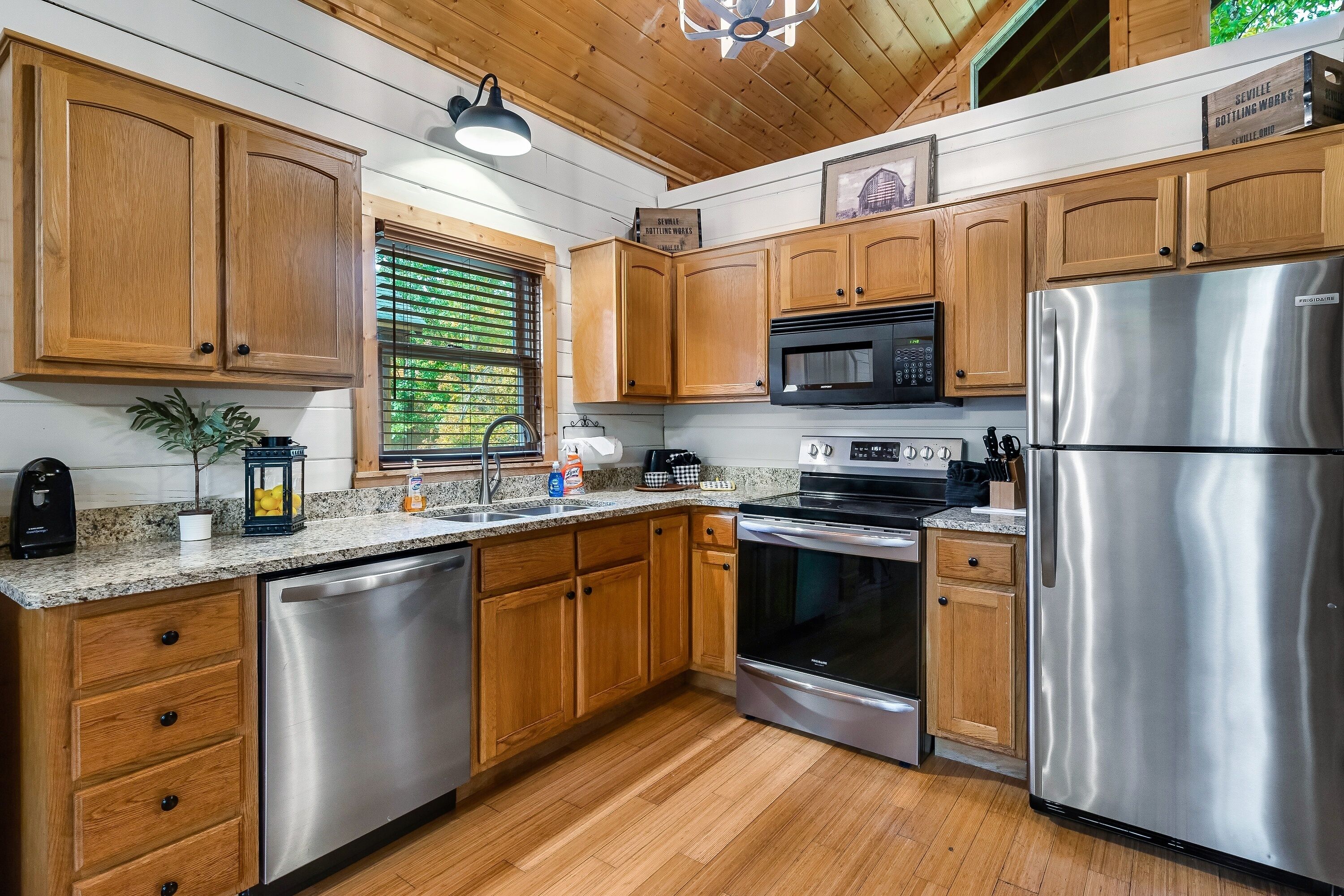 A classic Tennessee cabin, spacious, beautiful, with a private heated pool!