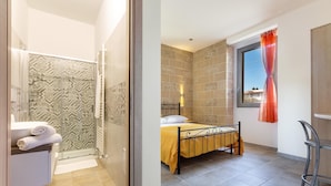Un baño con ducha, inodoro y lavabo.