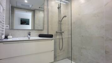 Shower, hair dryer, towels