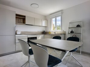 Fridge, oven, stovetop, dishwasher - (001)  La vue mer des blanquetiers (Antibes)