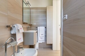 A modern bathroom with a sink, mirror, and towel rack. - 1807 Villa Iolanda (Porto Cesareo)