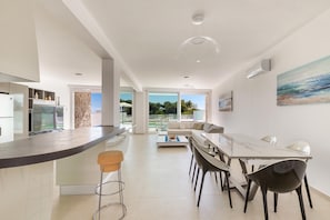 Großer Kühlschrank, Mikrowelle, Ofen, Geschirrspüler